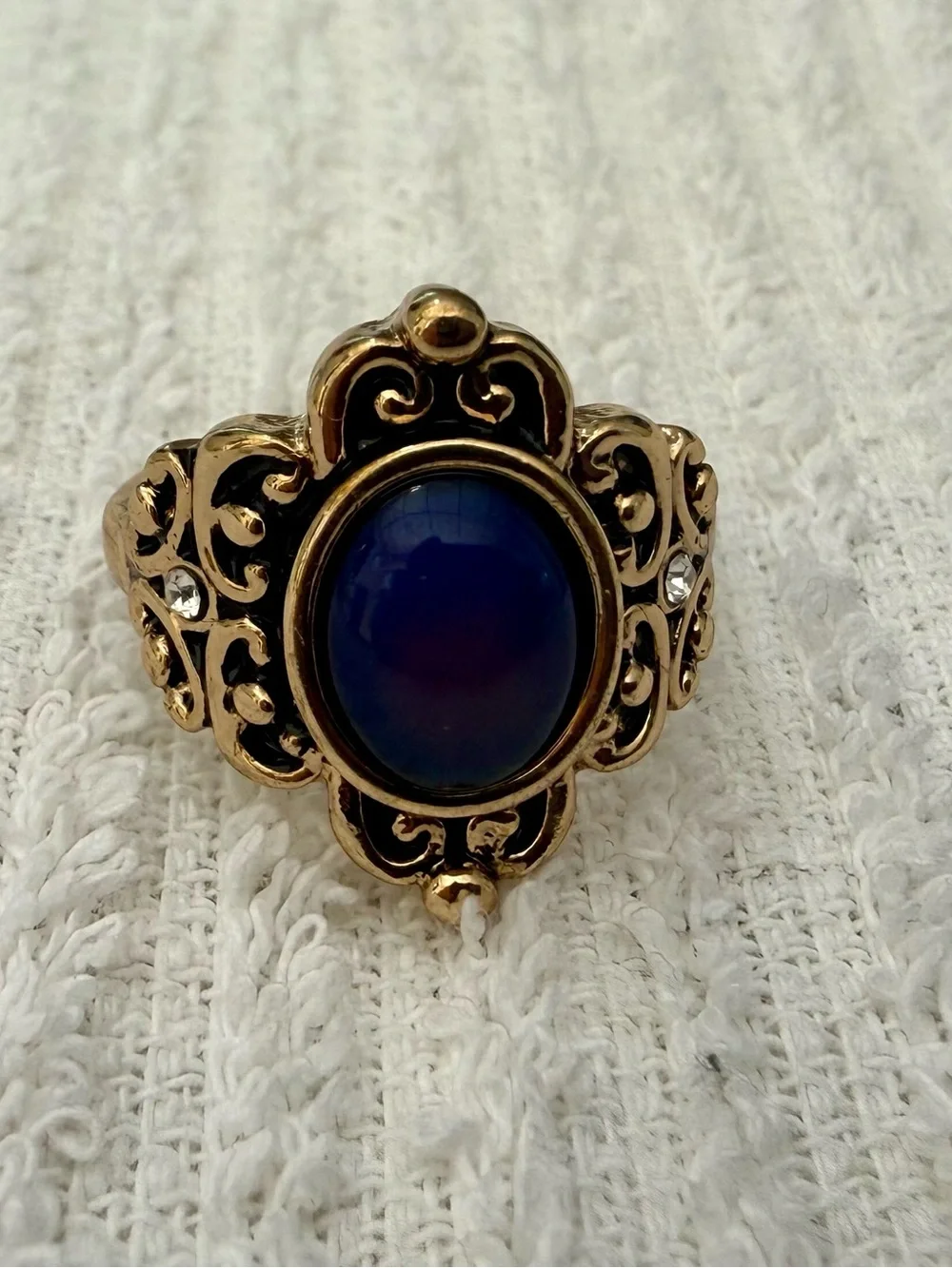 Vintage-Style Gold Filigree Mood Ring with Blue Purple Cabochon
